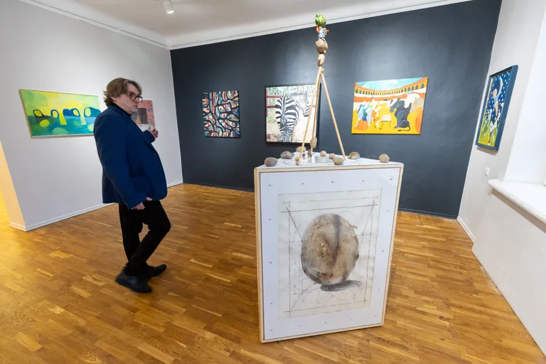 Kunstnik Martti Ruus vaatab Tartu kunstimajas avatud ja tema enda kujundatud aastanäitusel Ahti Seppeti installatsiooni.