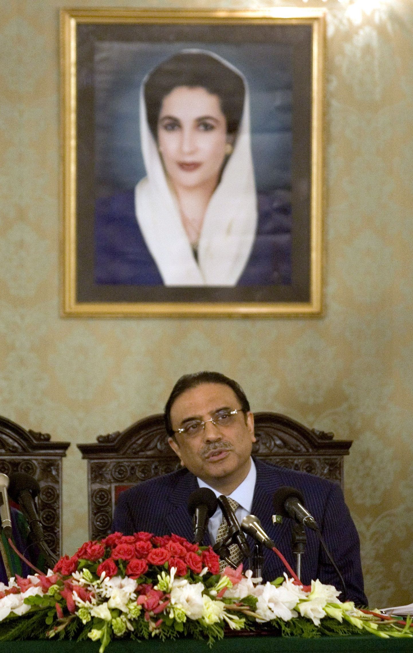 Pakistani esimese naispeaministri Benazir Bhutto portree leseks jäänud president Asif Ali Zardari pea kohal.