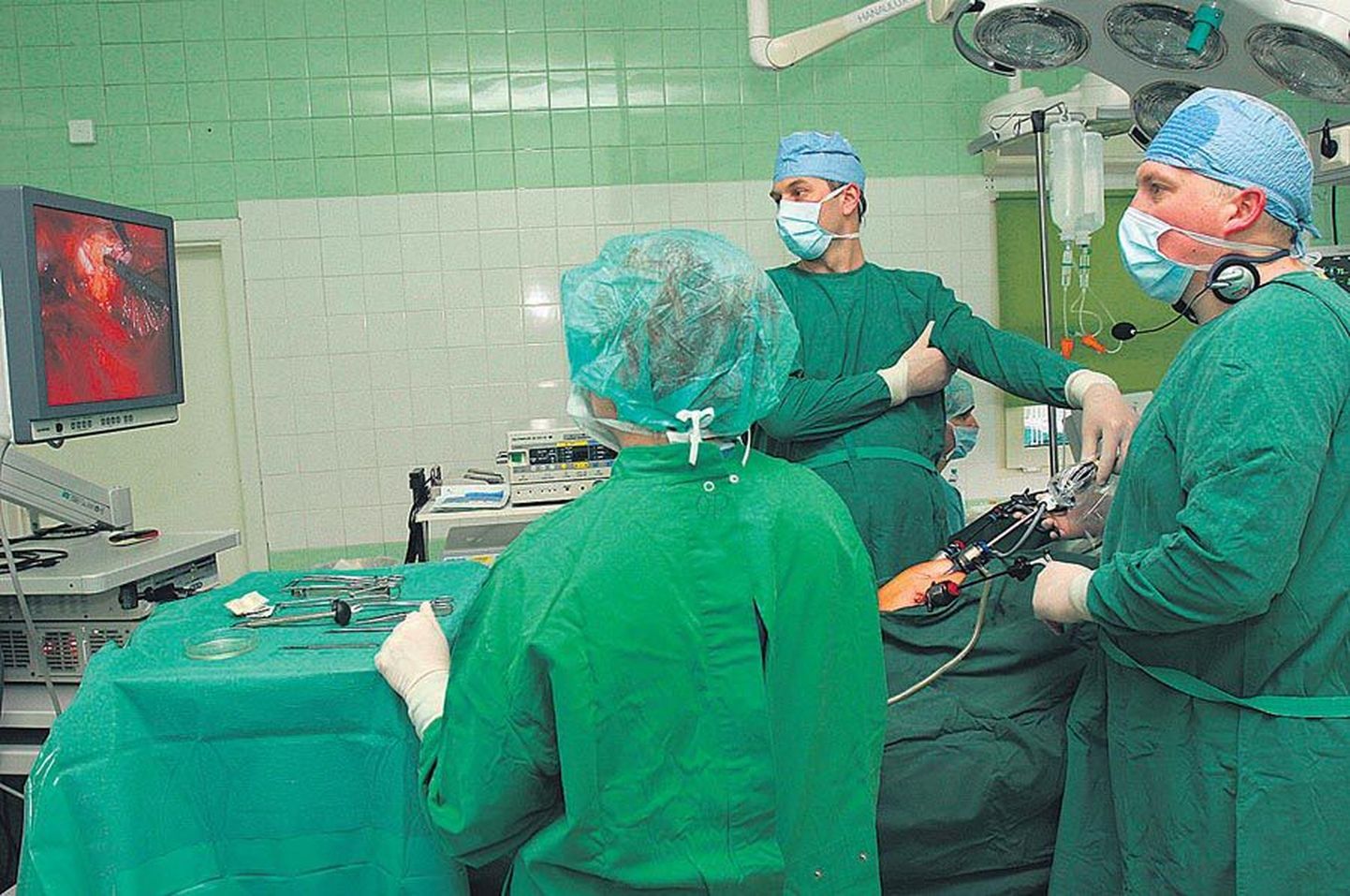 Esialgu jätkavad kirurgid Andres Tiit (paremal) ja Tiidrek Koemets (keskel) tööd senises mahus. Mis saab pärast 15. novembrit, ei tea veel keegi.