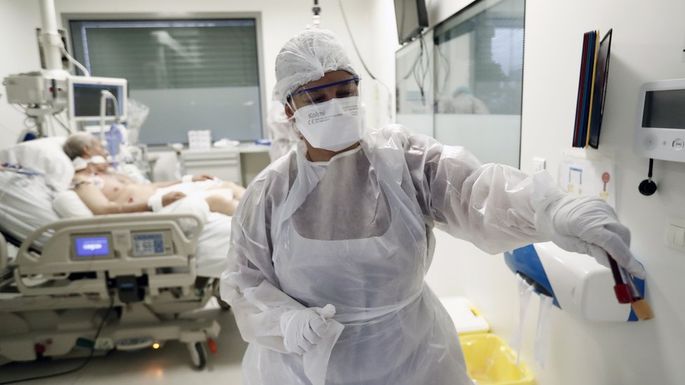 СМИ пугают новым вариантом коронавируса во Франции. Но ВОЗ