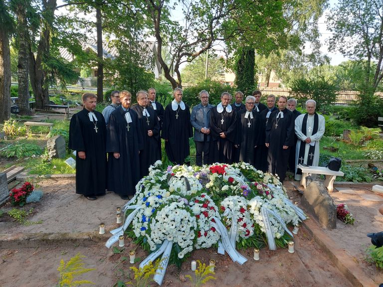Kui õpetaja Ants Tooming oli Pauluse kalmistul Kalle Mesila kalmu õnnistanud, kogunesid tema kolleegid ühispildile.