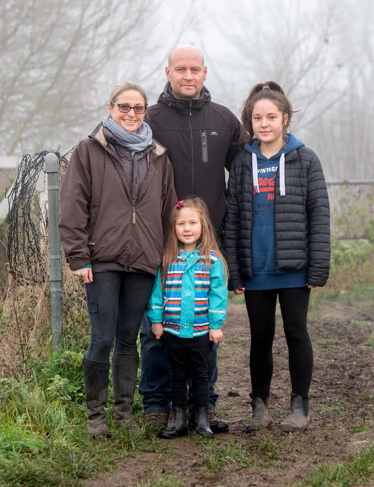 Michael Poole, Charlotte Poole, Edie Dunworth (paremal) ja Tilly Poole (ees), kes leidsid Lincolnshire'is Tattershalli kindluse juurest hülge.