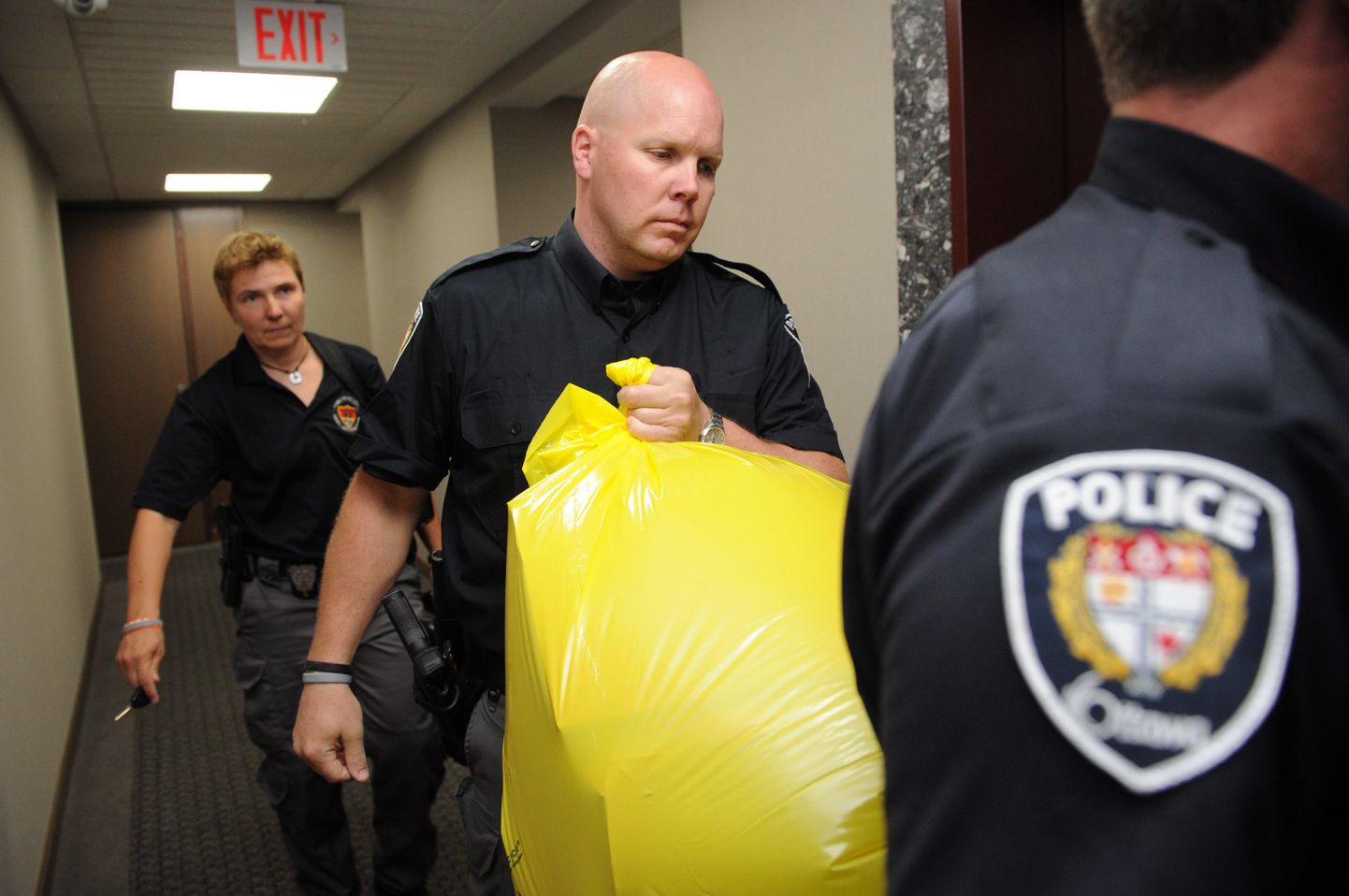 Kanada politseinikud lahkuvad konservatiivide peakorterist Ottawas pakiga, milles oli inimese jalalaba.