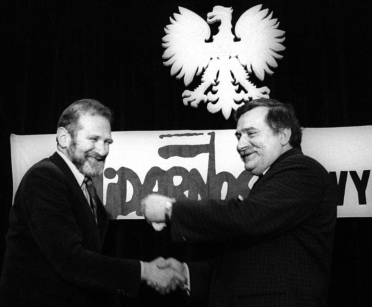 Bronisław Geremek surumas kätt Solidaarsuse Liidu juhi Lech Wałęsaga aastal 1989.