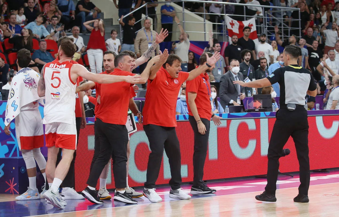 Türgi koondise peatreener Ergin Ataman ülereageerimas.