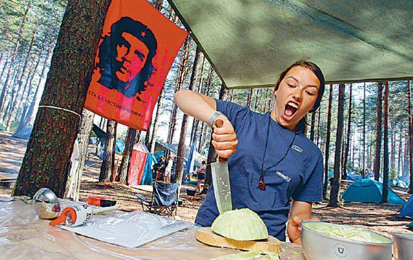 Участница молодежного международного лагеря «Наших» на озере Селигер готовит пищу.