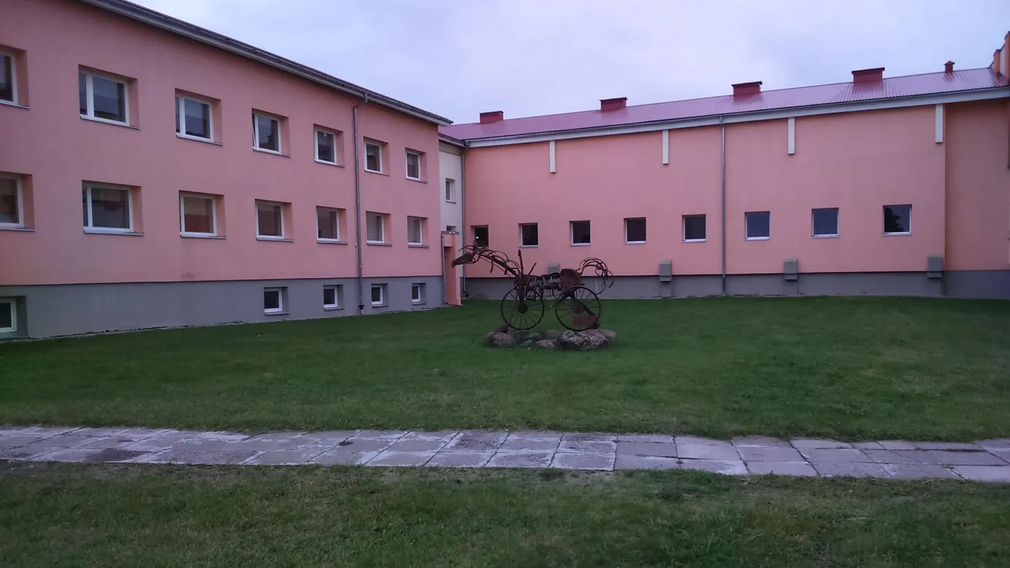 Esialgu spordikeskuse ja hosteli vahele tulema pidanud parkla tehakse hoopis Rakvere tee äärde kahele poole teed.