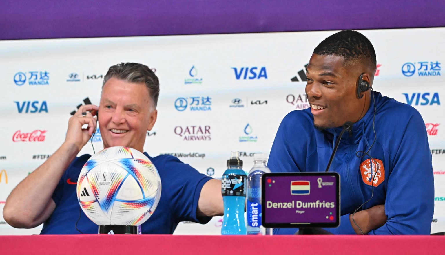 Hollandi koondise peatreener Louis Van Gaal (vasakul) ja mängija Denzel Dumfries Kataris pressikonverentsil.