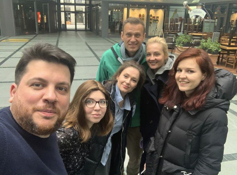 Члены команды Алексея Навального провожают его в Москву, Берлин, 17 января 2021 года.