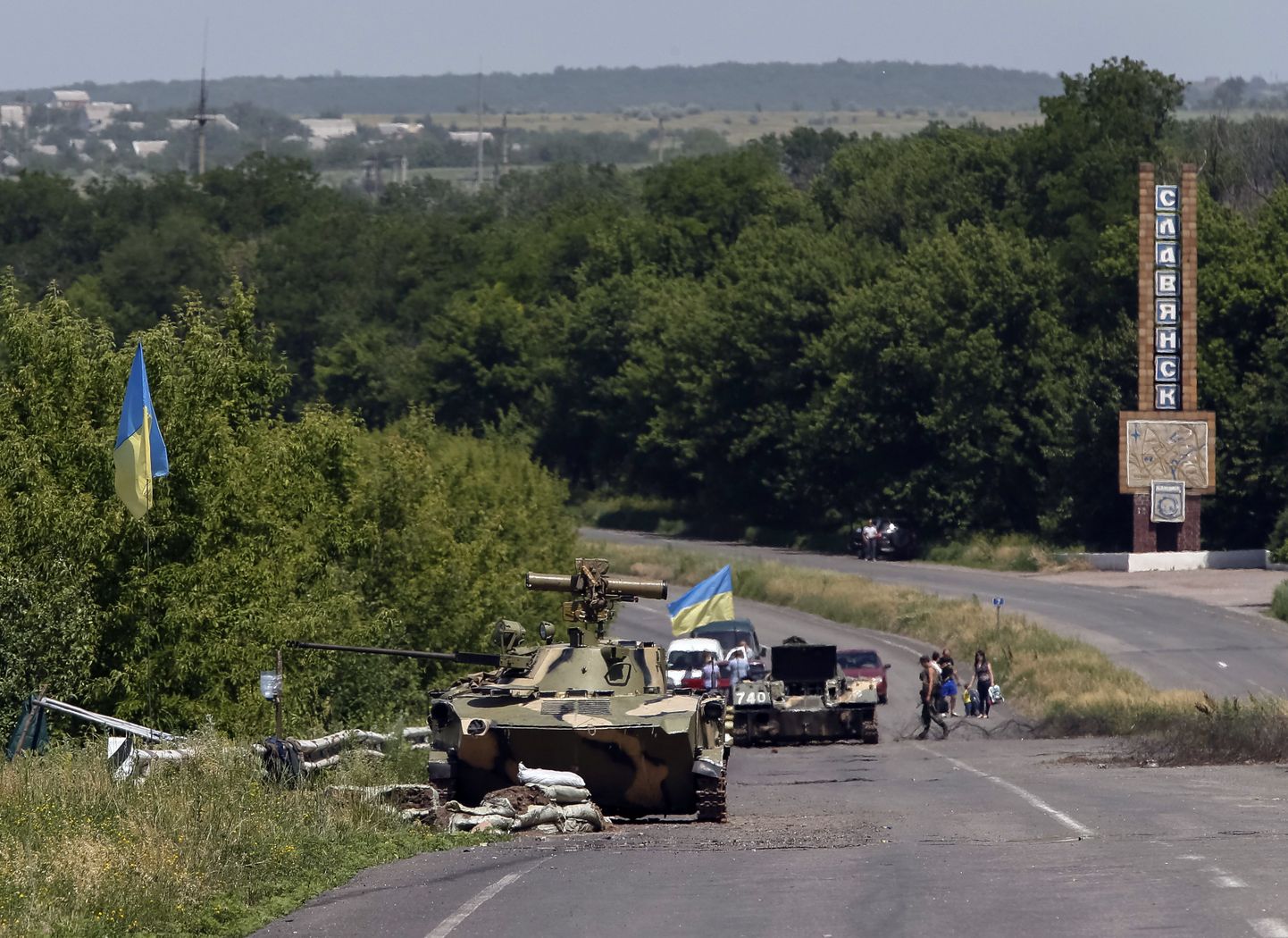 Украинские военные под Славянском.
