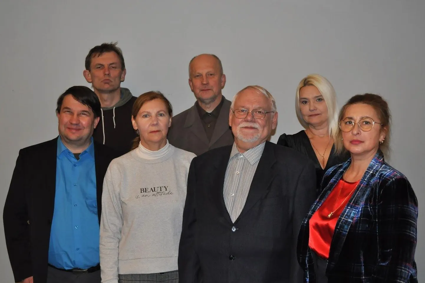 Valga muuseumi töötajad: teadur-varahoidja Priit Riemann (esireas vasakult), teadur-haridusjuht Karin Varblane, projektijuht Rainer Kuutma ja klienditeenindaja Džulia Mändmaa, koguhoidja Kaarel Vissel (tagareas vasakult), direktor Neeme Punder ja puhastusteenindaja Agnes Nõmm