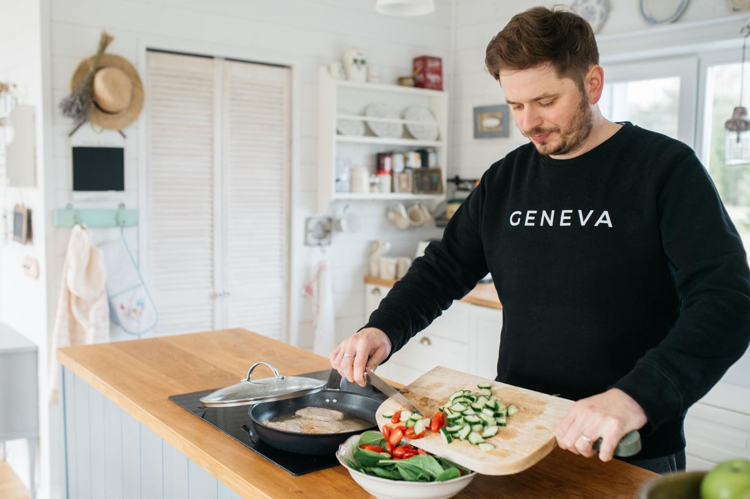 Tarkvaraarendaja Hannes Lehemets hakib õhtusöögiks salatit ja küpsetab sealihafileed.
