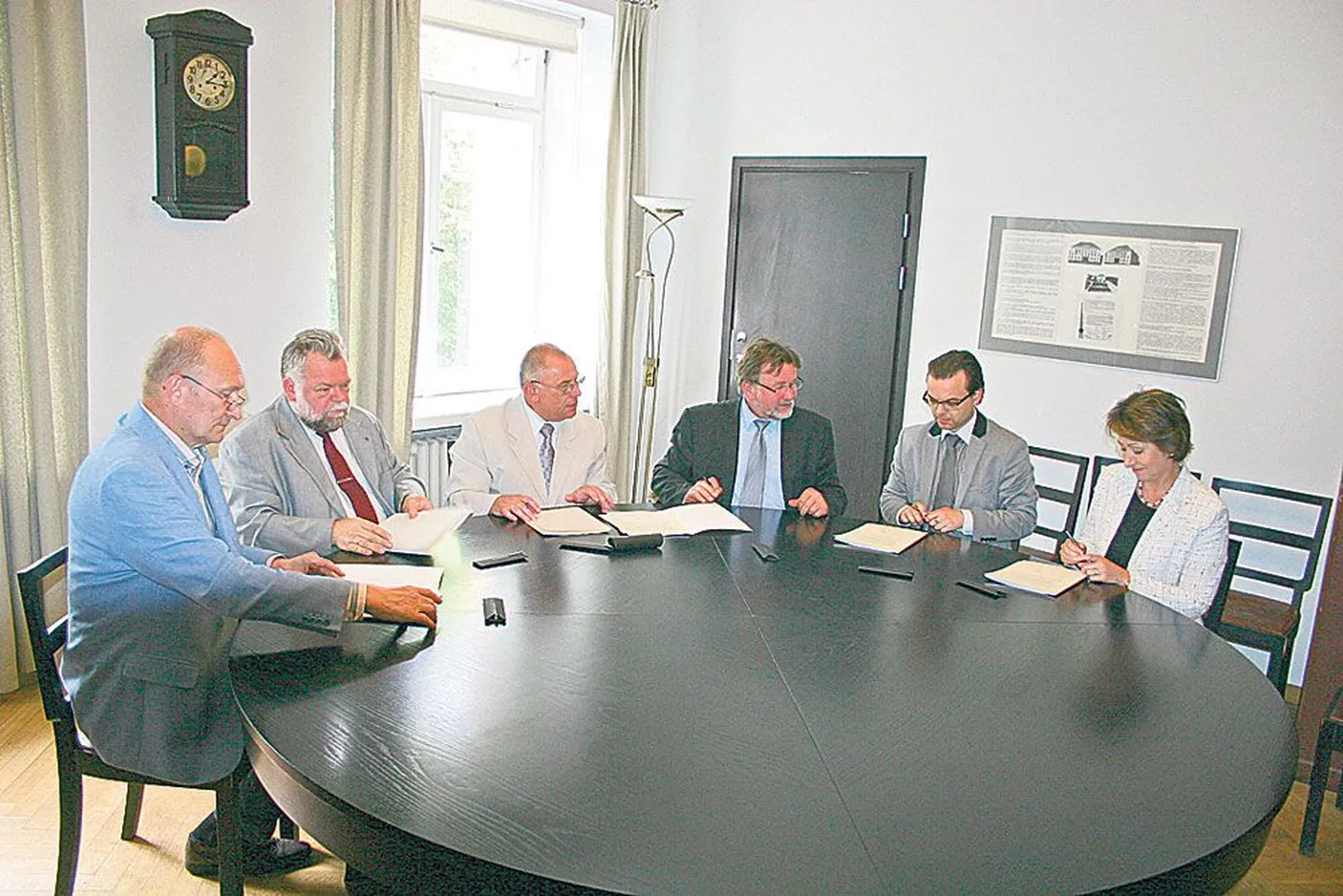 Leppele kirjutasid alla minister Jaak Aaviksoo (vasakult), Eesti Linnade Liidu esindaja Tarmo Loodus, Maaomavalitsuste Liidu esimees Ivar Tedrema, koolijuhtide esindaja Helmer Jõgi, Tartu Ülikoolist Martin Hallik ja Tallinna Ülikoolist Eve Eisenschmidt.