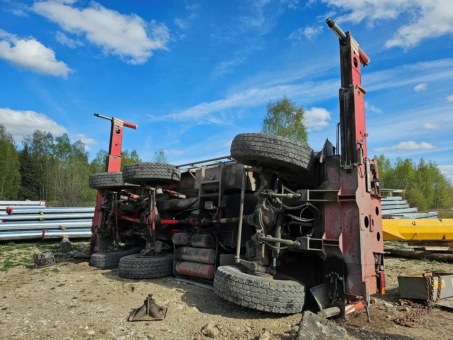 Esmaspäeval vajus Lustiveres ehitustööde käigus kraana külili ning selle juht jäi kabiini kinni.