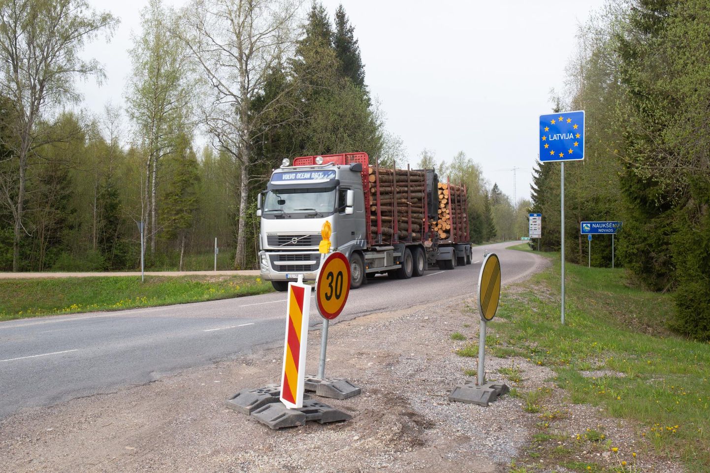 Ainsad hommikuse tunni jooksul lõunanaabrite poolt tulnud sõidukid olid kaks Läti numbrimärkidega metsaveoautot.