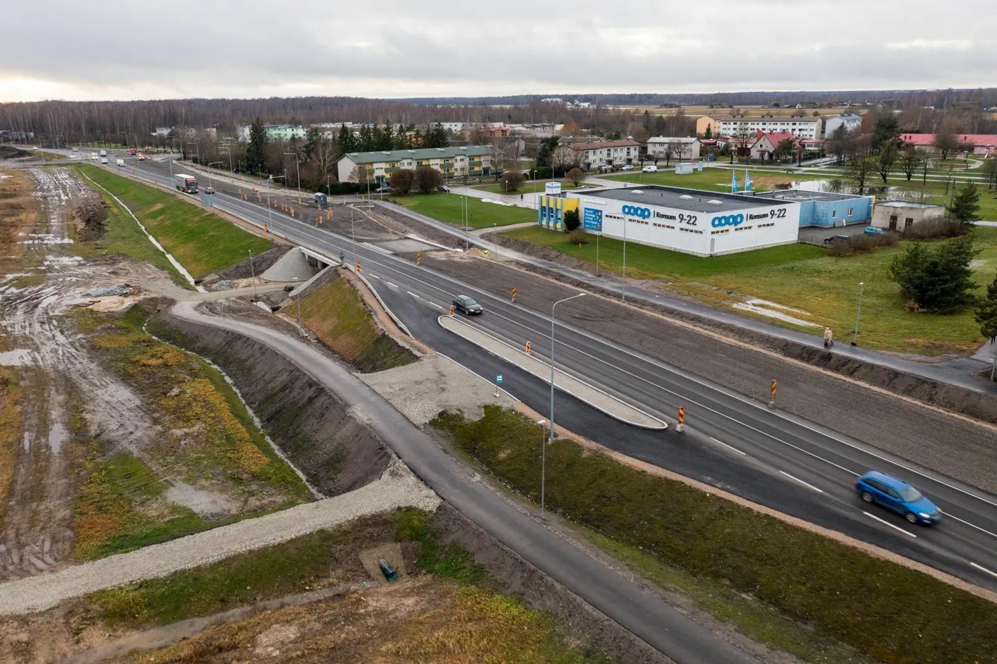 Kogu 2,6 kilomeetri pikkune teelõigu ametlik valmimise tähtaeg on käesoleva aasta august.