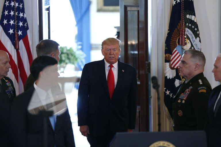 Donald Trump sisenemas 8. jaanuaril Valges Majas pressikonverentsiruumi.