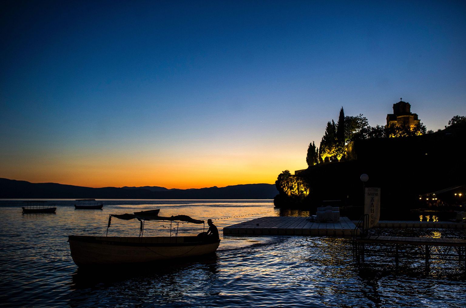 Kaluripaat Ohridi järvel Püha Johannese kiriku juures.