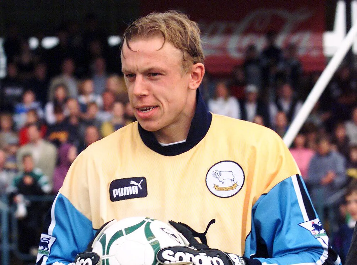 Mart Poom kandis viie ja poole Derby County's mängitud aasta jooksul erinevaid vorme, ent kõige enam jäi ta Eesti jalgpallifännidele meelde sini-kollase väravavahisärgiga. Fotol kannab Poom seda vormi 2000. aastal Haapsalu staadionil toimunud kergejõustikuõhtul, kus ta šõuvõistluse raames üles astus.