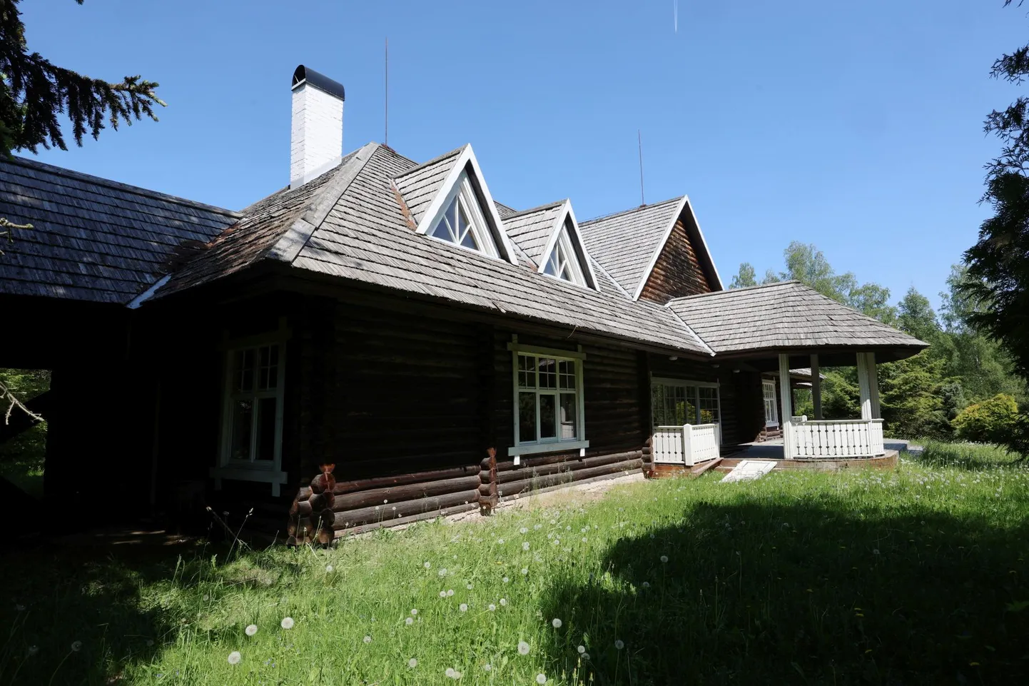 Praegune jahiloss valmis 1980. aastal palkidest, mis veeti kokku metskondadest kogu Eestist. Seni kasutasid lossi maaülikooli õppejõud ja teadustöötajad praktikumide ajal.