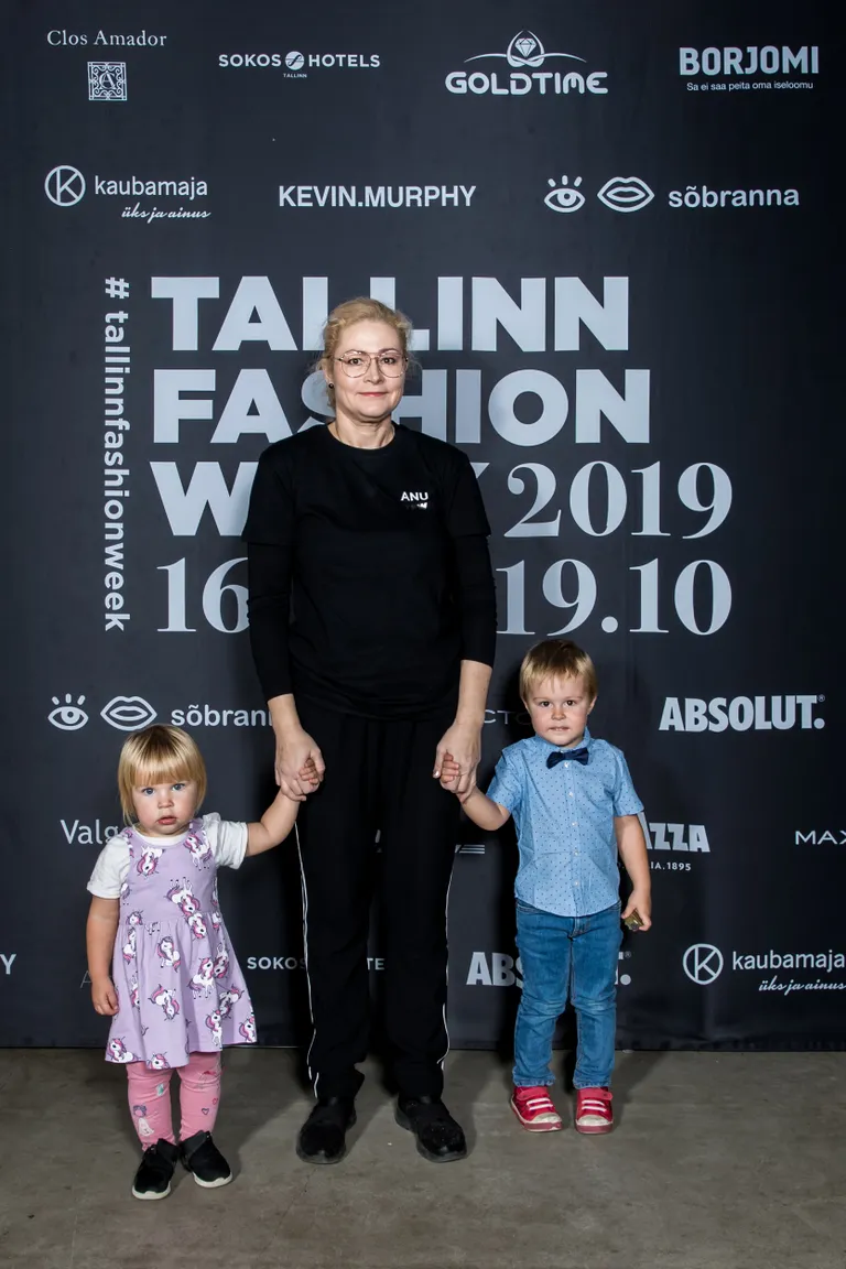 Tallinn Fashion Weeki peakorraldaja Anu Kikas koos kahe tibatillukese moefänniga sündmuspaigal.
