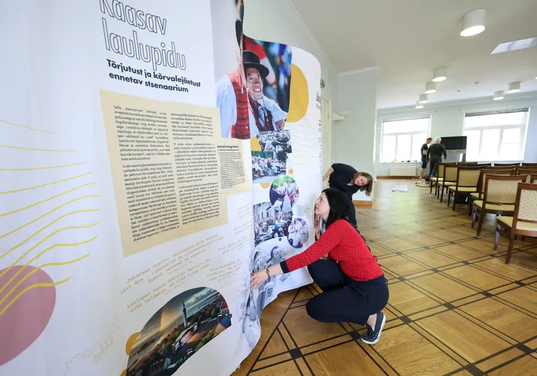 Laulupeomuuseumis valmib näitus «Kuhu lähed, laulupidu?». Pildil tegutsevad kuraator Kristiina Tael-Annuk (esiplaanil) ja kujundaja Inga Vares.