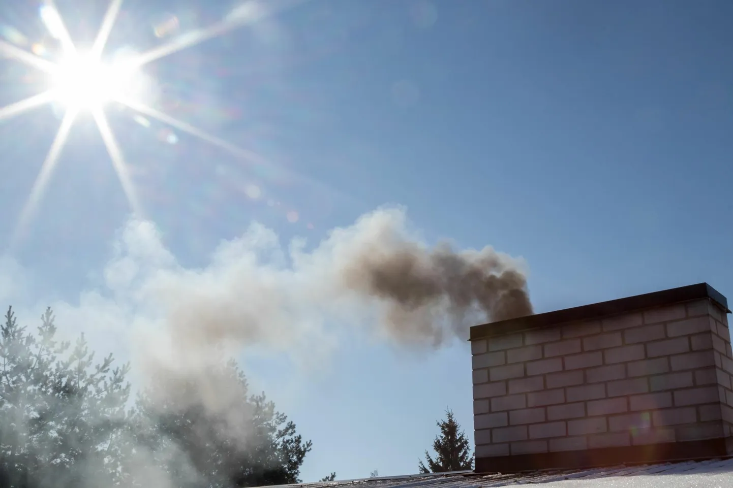 Laupäeval sõitsid päästjad Saarde valda Laiksaare külla, kus korstnast oli näha leeke. Pilt illustreeriv.
