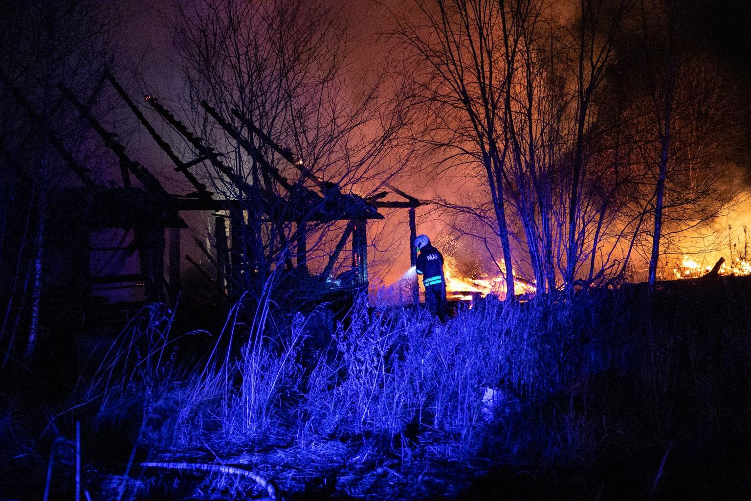 5. detsembril kella 21.07 ajal põles Viljandi vallas Lolu külas lausleekides kõrvalhoone Hoone hävis tulekahjus. Pilt on illustratiivne. 