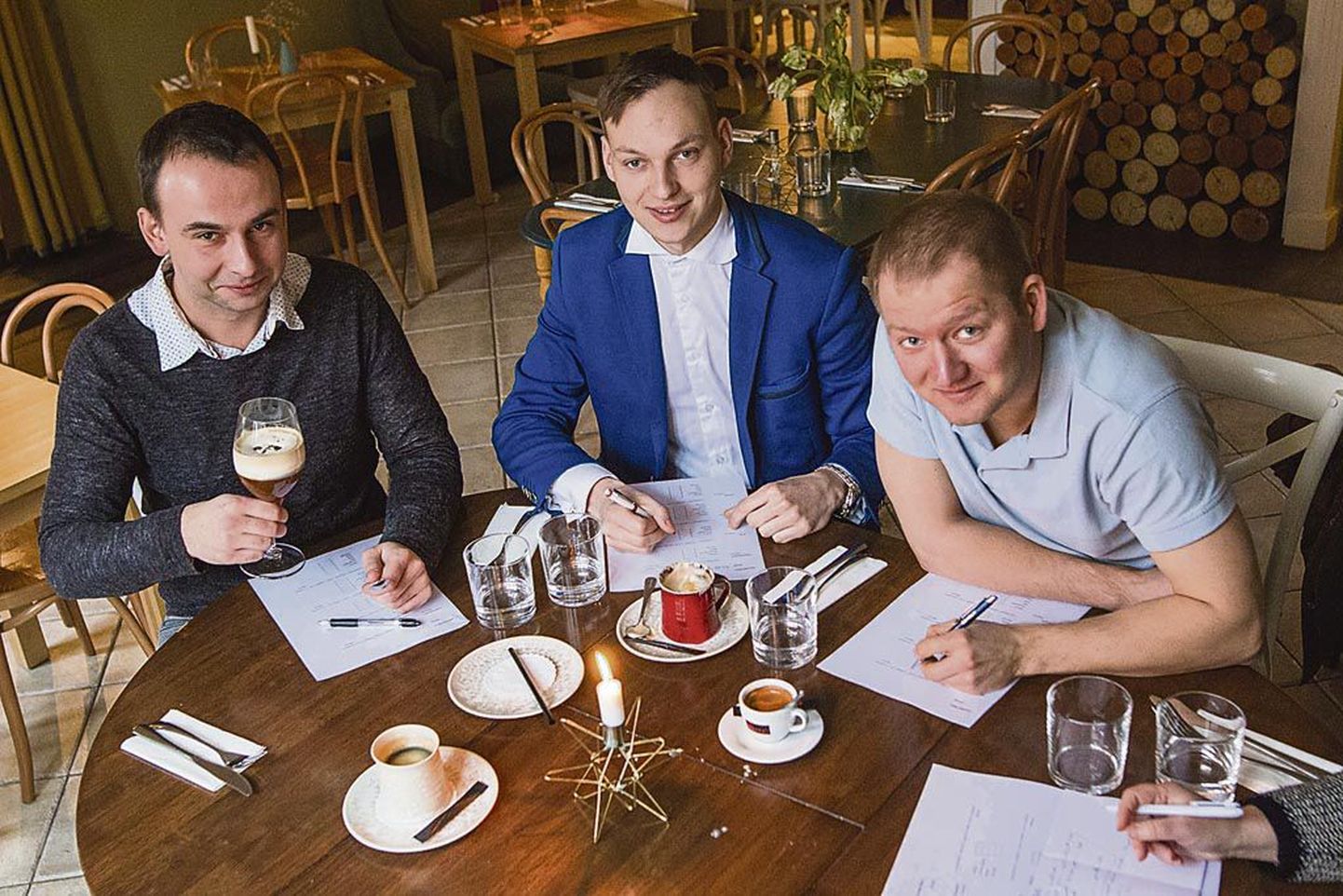 Timo Kübar (vasakult), Andre Lätte ja Paap Pihelgas alustasid kohvide degusteerimist Mahediku kohvikust.