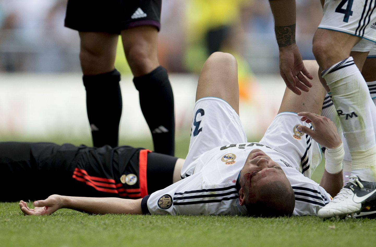 Pepe (pikali) pärast Iker Casillasega kokku põrkamist.