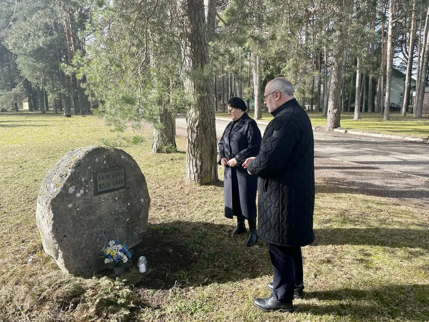 Президент Алар Карис зажег свечу у Камня скорби в Эльва.