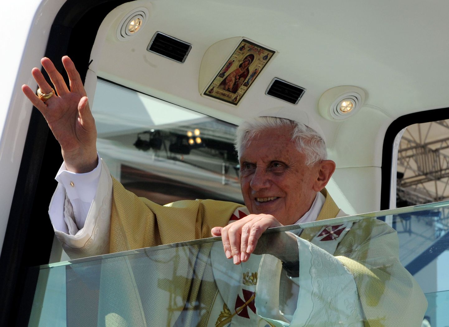 Paavst Benedictus XVI lehvitab rahvale pärast tänast missat Anconas.