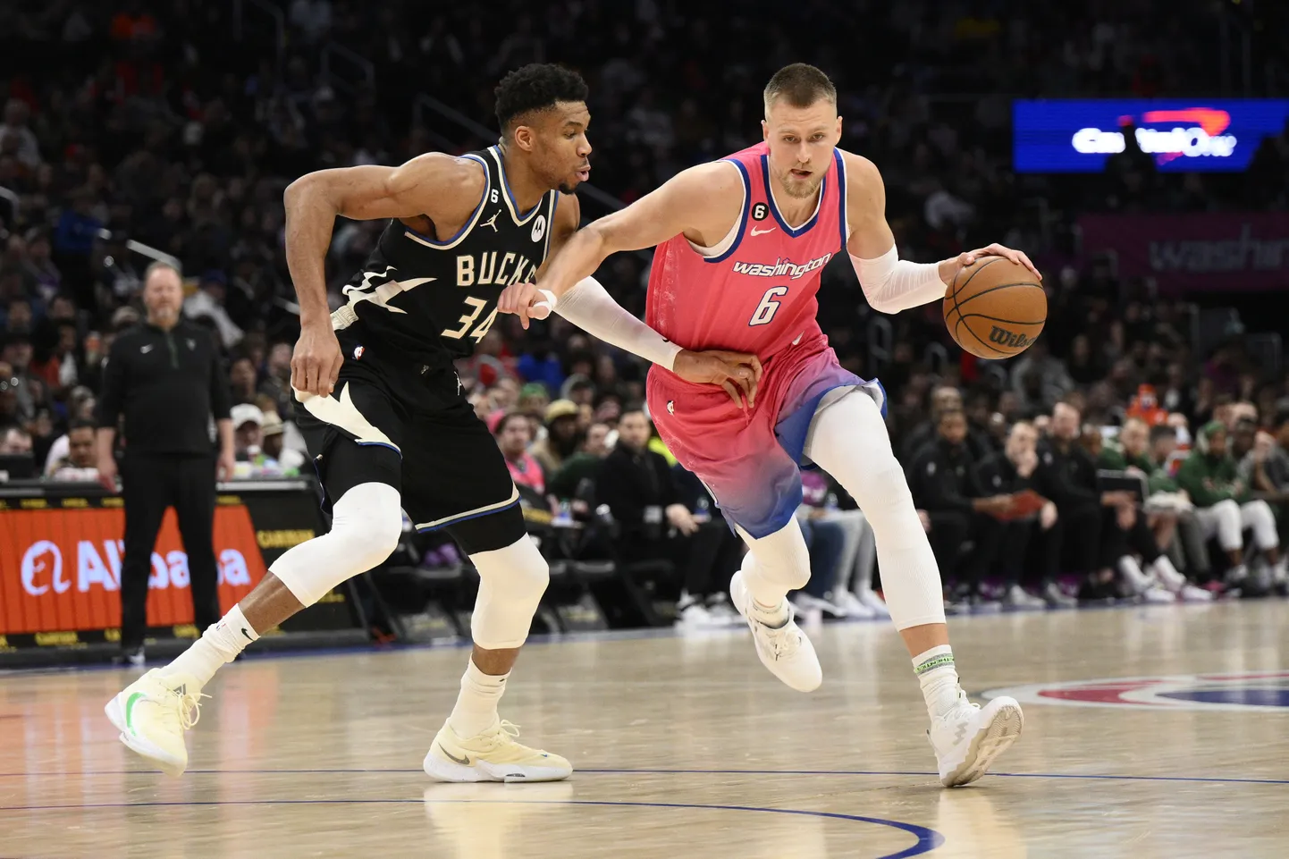 NBA spēlētāji Janis Adetokunbo un Kristaps Porziņģis