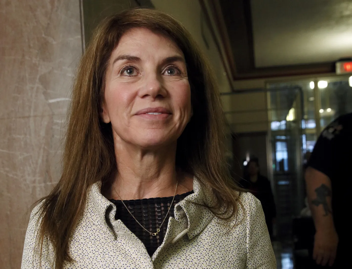 Sue Ann Hamm seisab kohtuhoones.