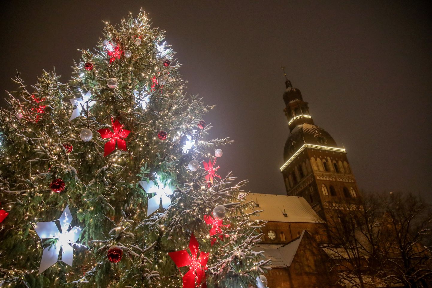 Doma laukumā iededz vienu no Rīgas galvenajām Ziemassvētku eglēm.