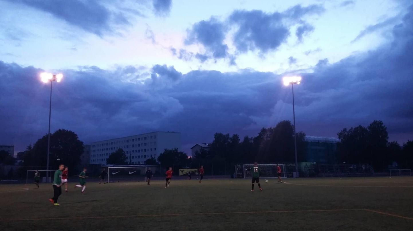 Pärast esimesi märgasid mänge läks staadioni kohal taevas heledaks.