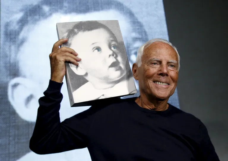 Džordžo Armani 86 gadu vecumā ar savu autobiogrāfijas grāmatu uz kura vāka attēlots mazais Džordžo.