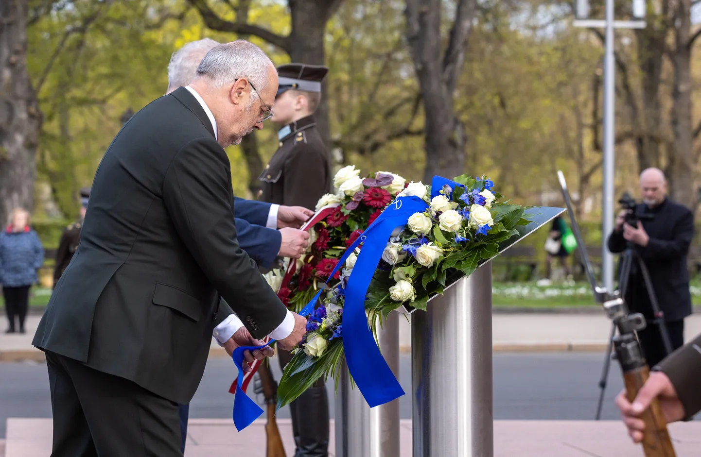 President Alar Karis riigivisiidil Lätis. Päragade asetamise tseremoonia Vabadussamba jalamile.