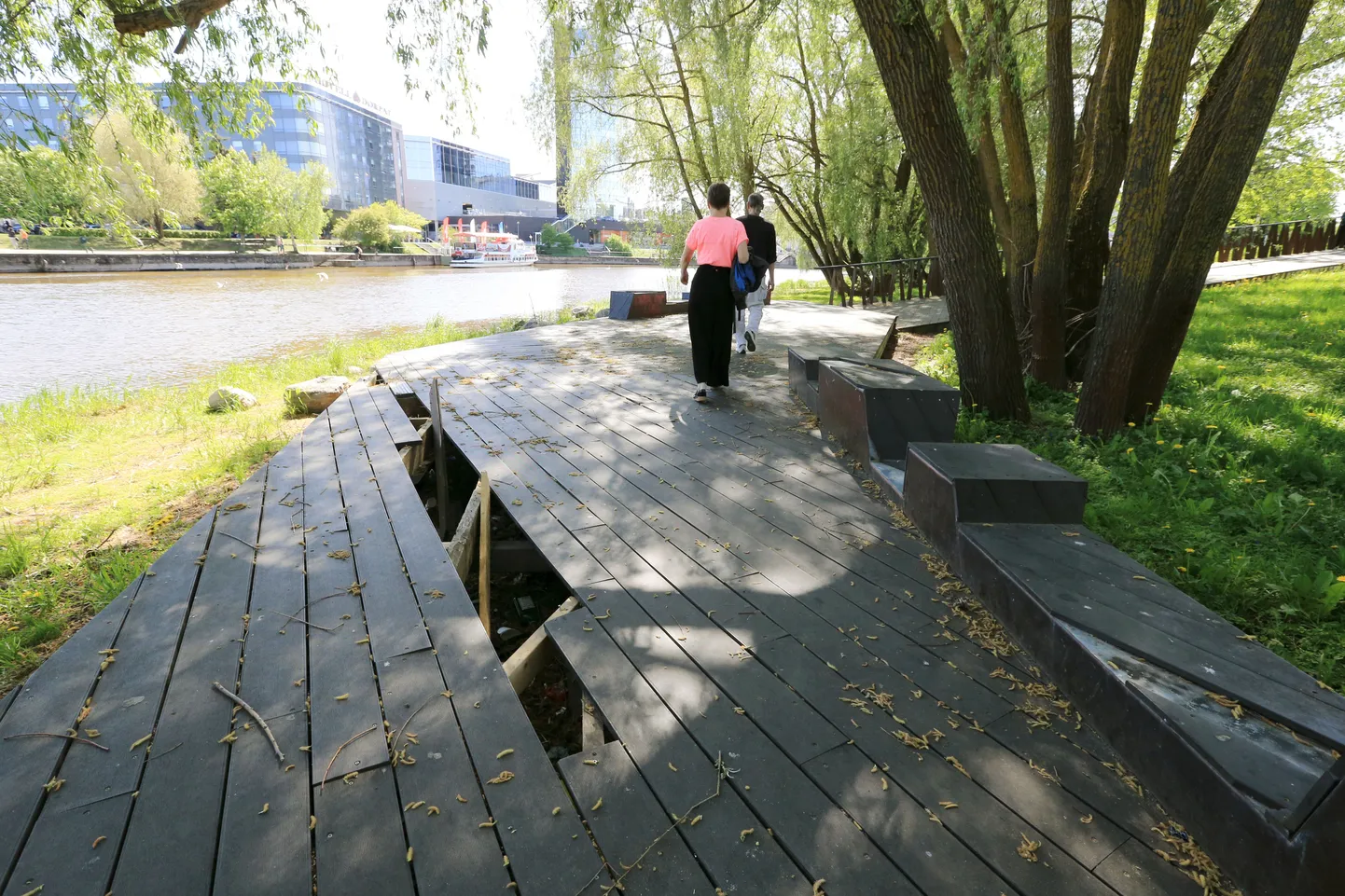 Fortuuna 
tänava lõpus Emajõe ääres vaateplatvormis haigutas teisipäeva 
õhtupoolikul auk. Täna 
lapitakse see kinni, kuid 
pole sugugi kindel, et töö seal lõpeb, sest sellelt vaateplatvormilt kangutab keegi 
järjepidevalt laudu üles.