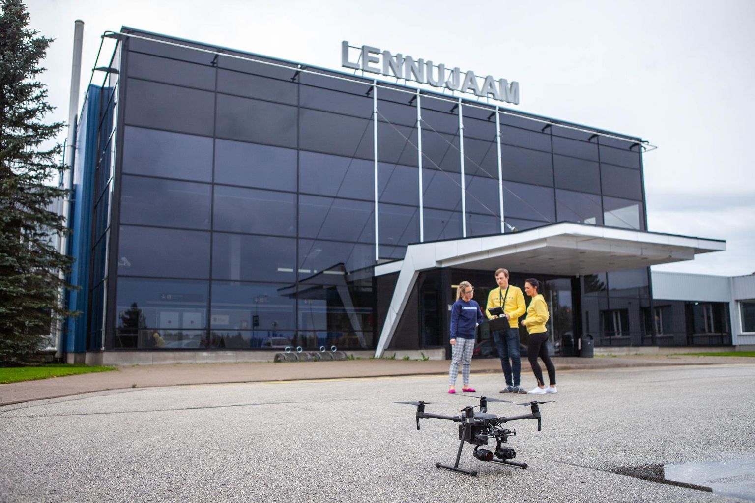Lennuakadeemia töötajad proovisid Tartu lennujaama ees drooni lennutamist.