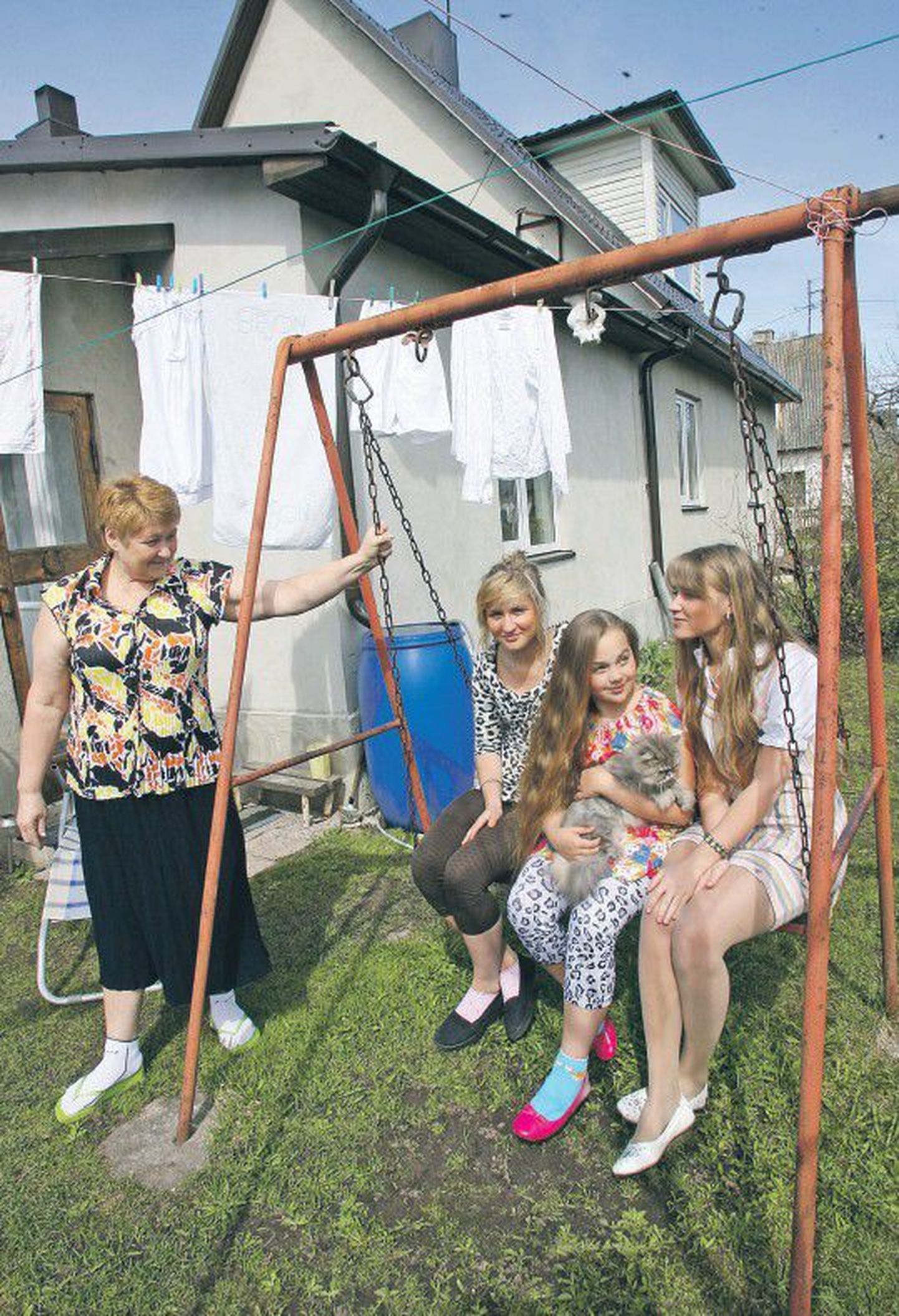 Ираида Прокофьева заботится о трех своих внучках. 21-летние двойняшки Мерике и Мооника, а так­же их младшая сестренка Катрийн (в центре) говорят, что их бабушка просто супер.
