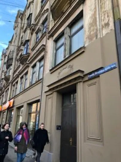 ARIF Group, которая пополам принадлежит члену правления Согласия и азербайджанскому бизнесмену Зейналу Маммадову, зарегистрирована в квартире в центре Риги. Двери Re:Baltica никто не открыл.