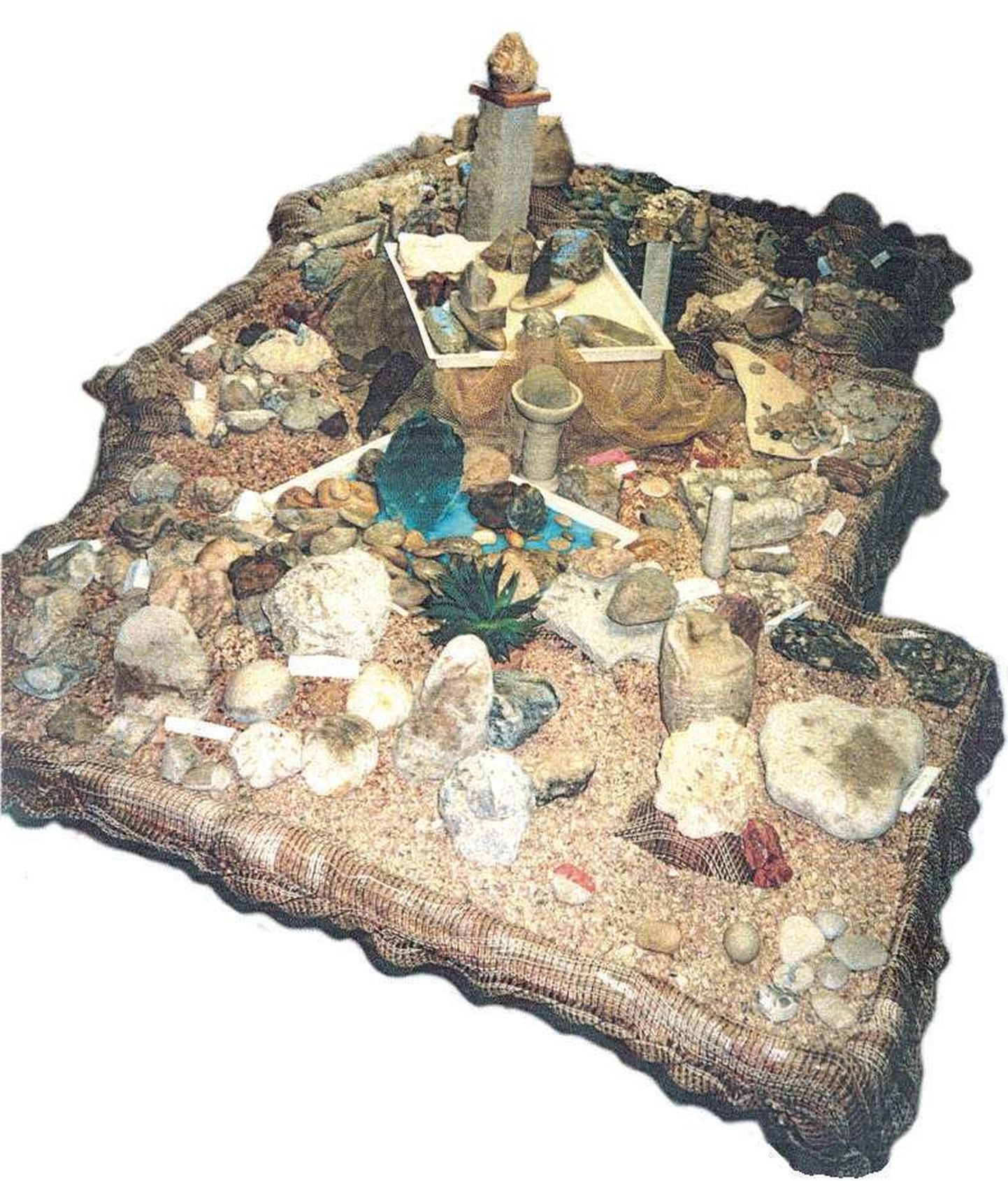 Fotol on osa Tohisoo mõisas 2000. aastal 
eksponeeritud Maie Kolditsi kivinäitusest.