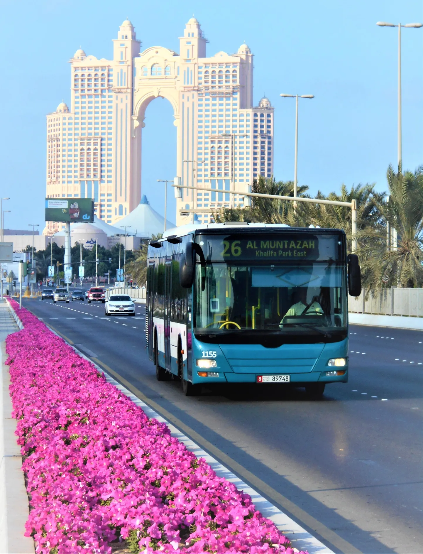 Abu Dhabi on kiiresti arenev linn, kus võib näha maailmanimega arhitektide töid ja olemas on ka ühistransport.