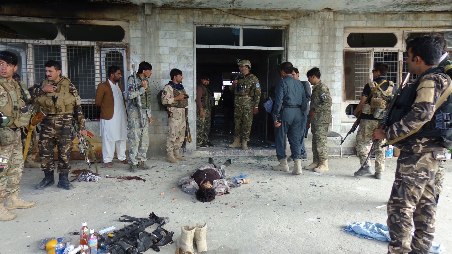 Afganistani sõdurid Talibani võitleja surnukeha juures.