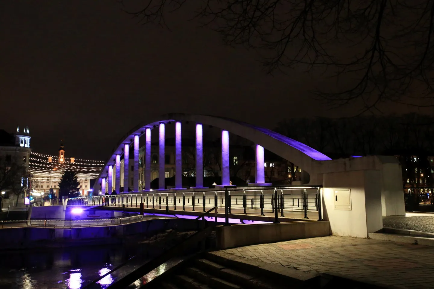 Läinud nädalal värvus Kaarsild enneaegsete laste päeva puhul lillaks, täna õhtul värvub see oranžiks.
