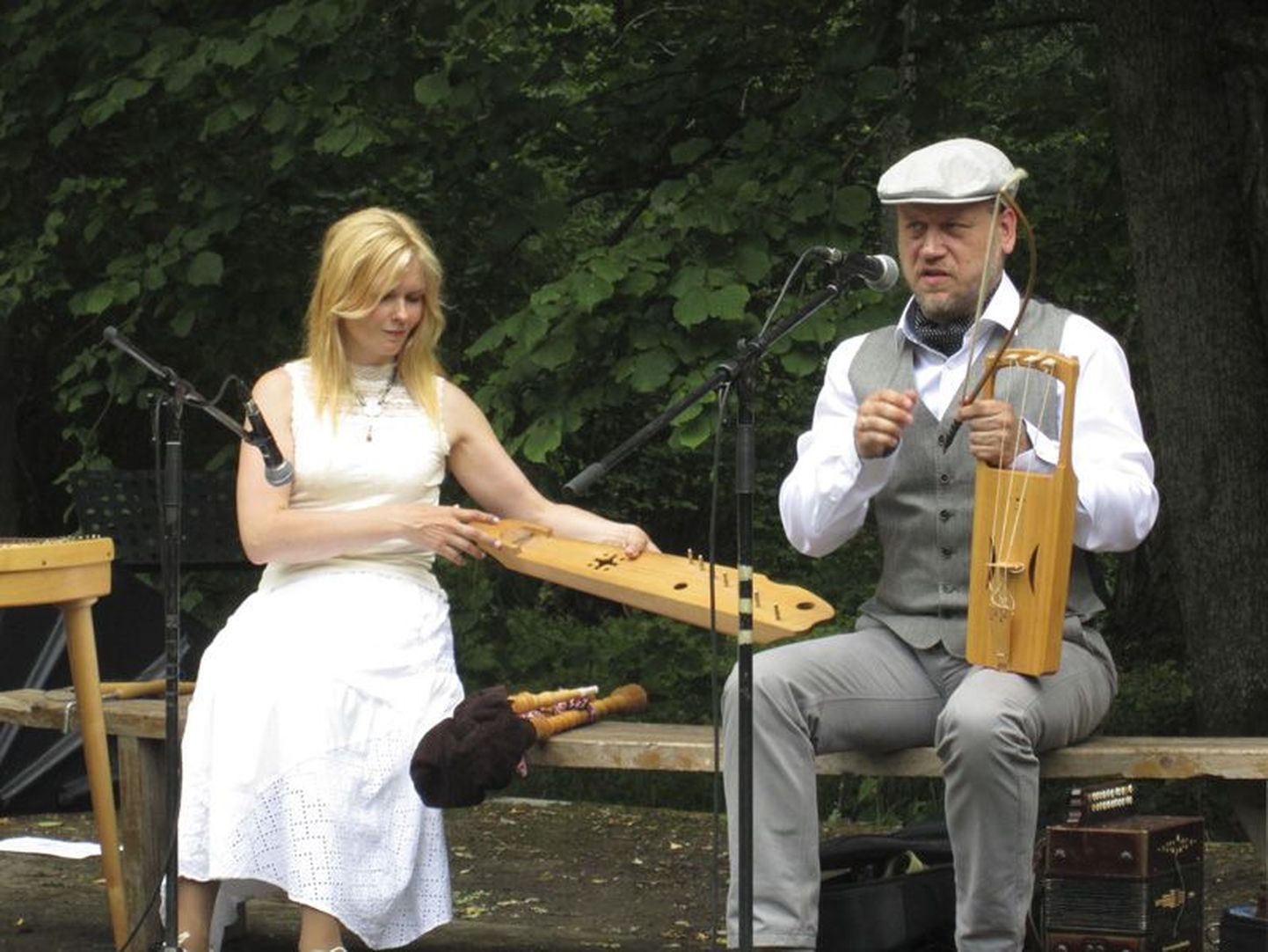 Rahvamuusikud Kaarin Aamer ja Jaanus Põlder tutvustasid Rohu 
küla päeval pärimusmuusikat ja rahvapille.