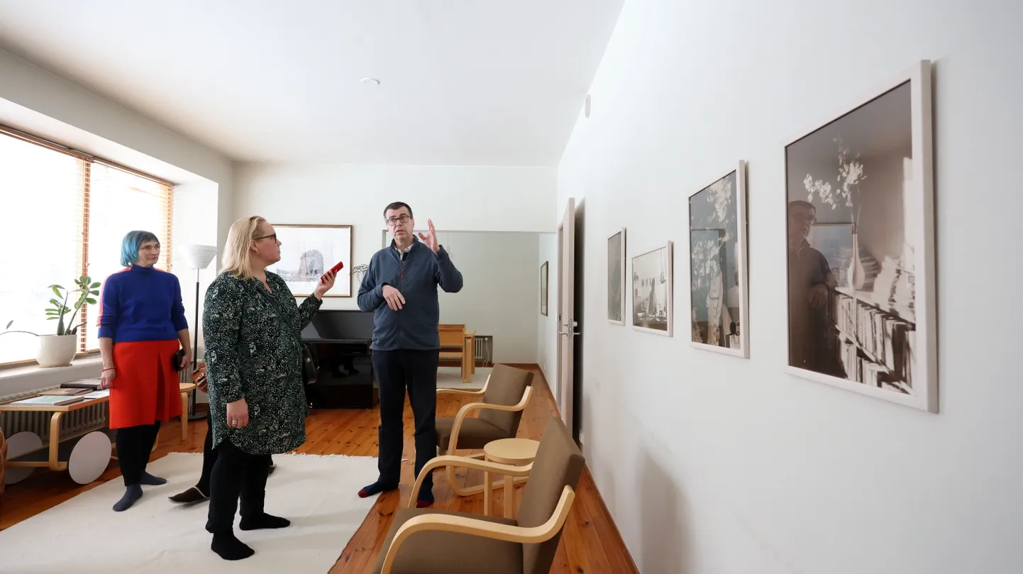 Tammekannu villa eest hoolitseja Pekka Kanervisto tutvustab fotokunstnik Elina Brotherusele (vasakul) ja ajakirjanik Thea Ekholmile maja ajalugu.