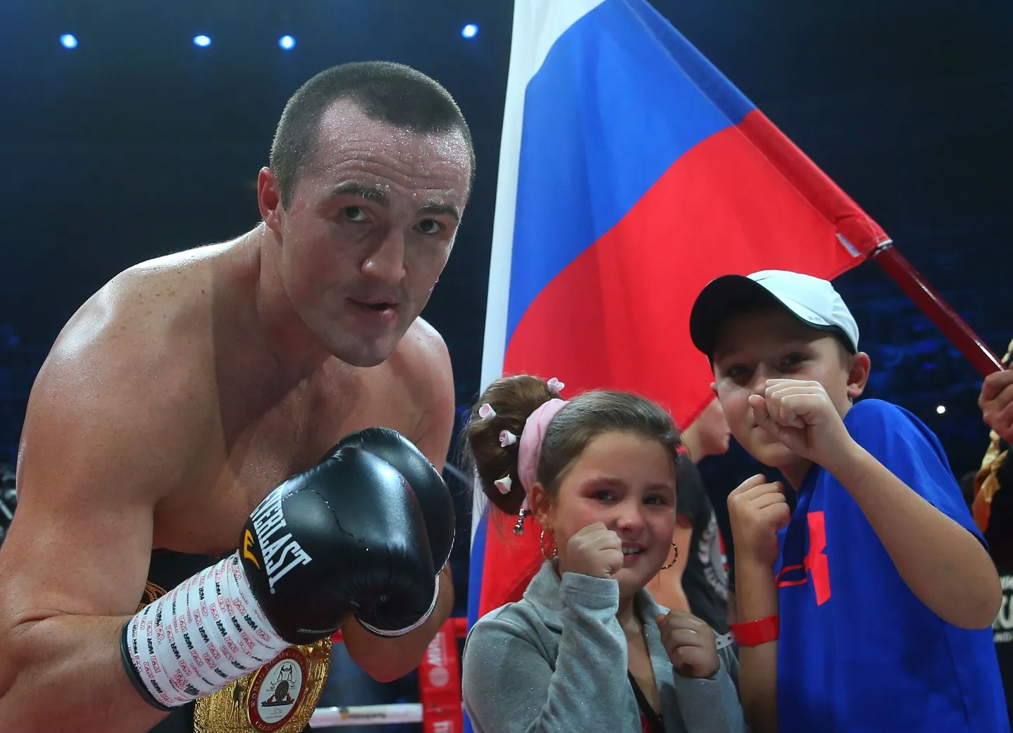Денис Лебедев со своей дочкой и племянником перед последним титульным боем (сентябрь 2014).