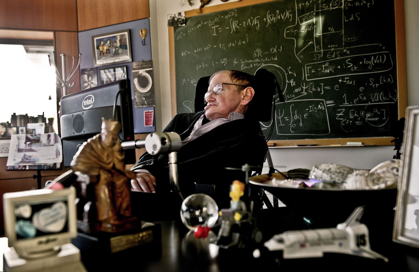 Stephen Hawking Cambridge`i ülikoolis oma kabinetis